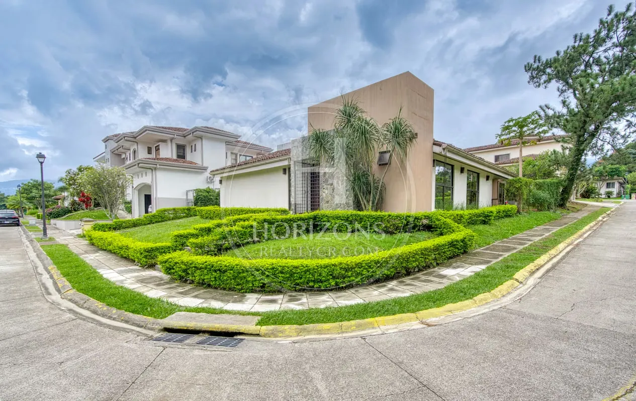 Disponibilidad inmediata – Área de construcción: 322 m² – Área de terreno: 654 m² – Año de construcción: 2007 – Cuota de condominio: 192.876 ...