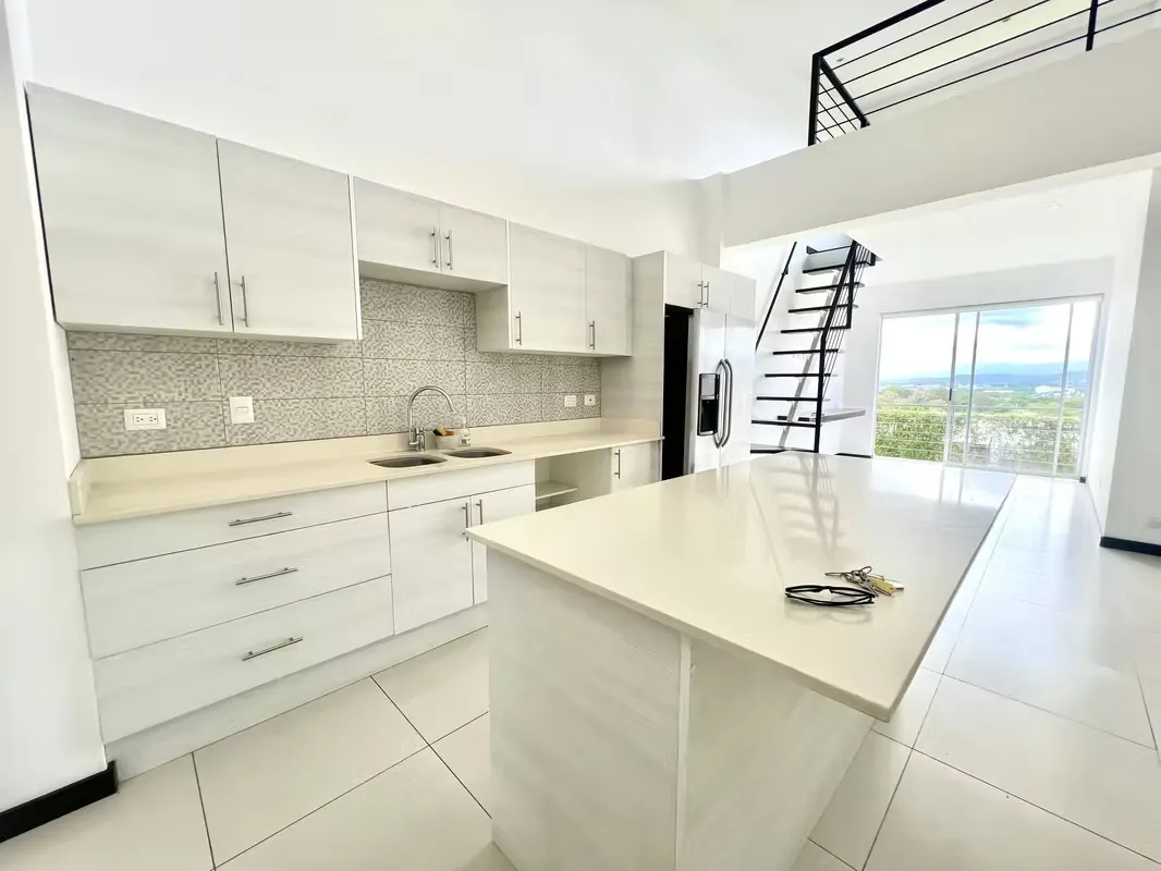 Apartamento tipo loft ubicado en Nova Loft, Santa Ana Centro, una zona privilegiada, con acceso rápido a tiendas, restaurantes, centros educativos y todos los servicios que necesitas ...