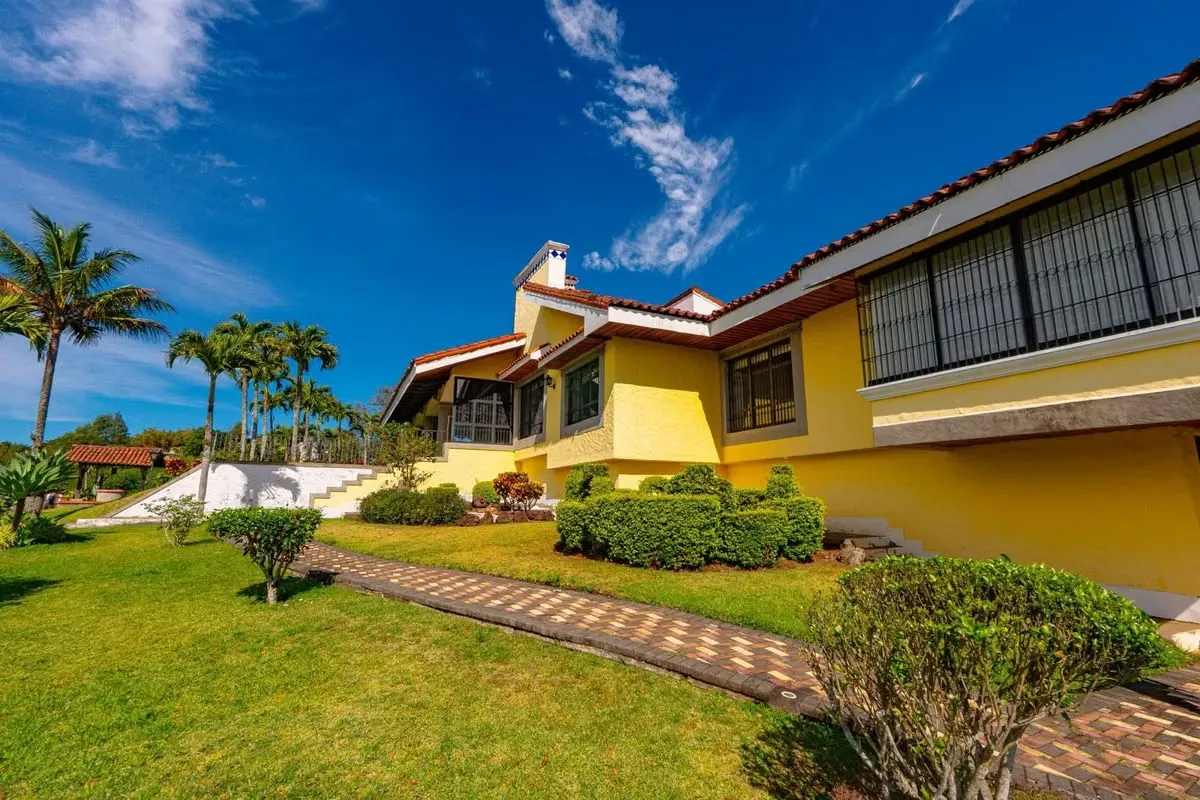 Se vende propiedad con 3 casas   Ubicada en Santa Bárbara de Heredia