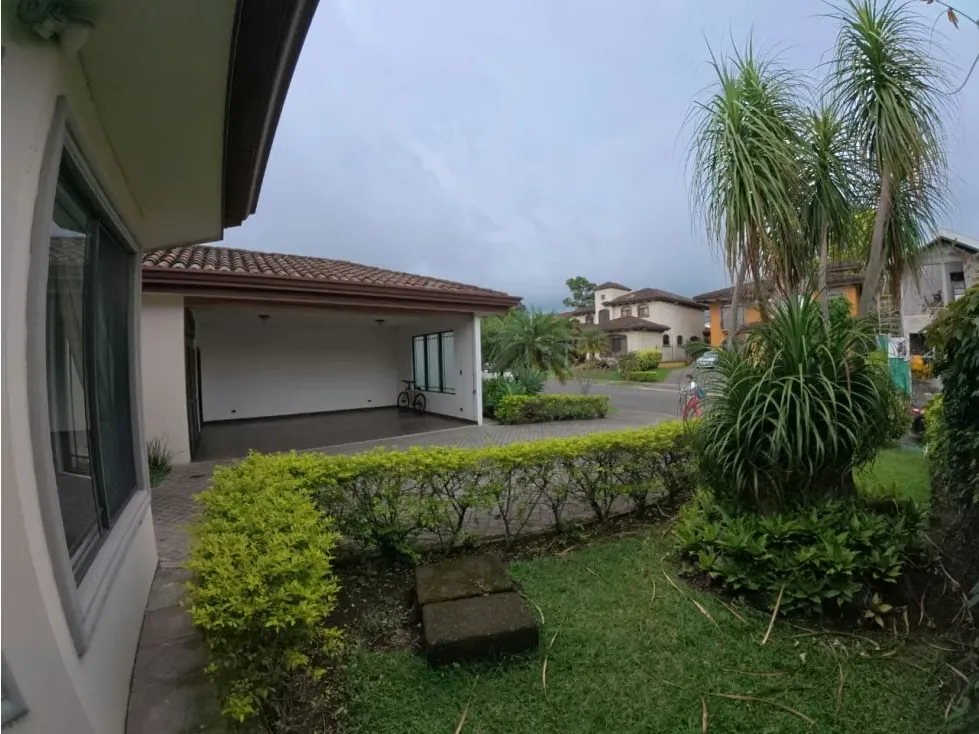 Se Vende Casa de Lujo en Condominio Los Hidalgos, Santo Domingo de Heredia