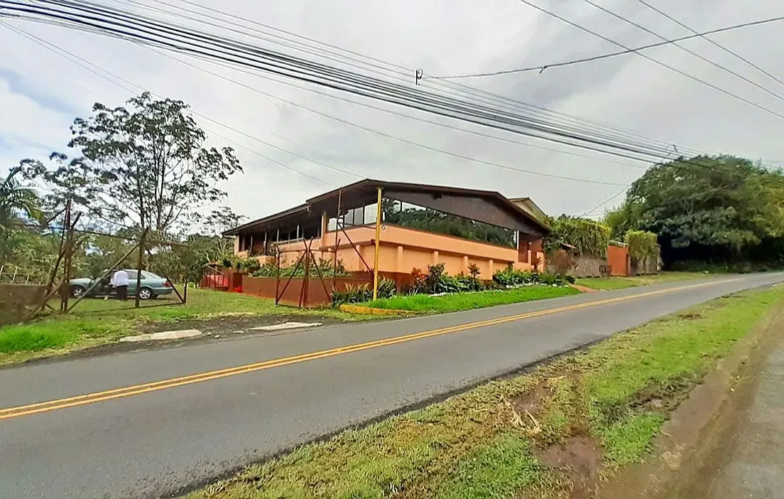 Along the Main Road, San Ramón de Tres Ríos/San Rafael, Montes de Oca (Costa Rica) - Excellent commercial property for sale with 470 m2 (5,000 ft2) of construction on a 1,600-m2 ... — photo 3