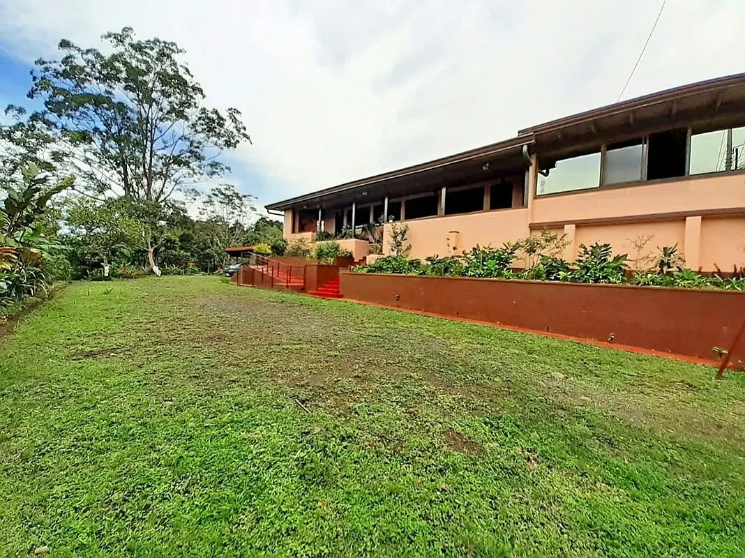 Along the Main Road, San Ramón de Tres Ríos/San Rafael, Montes de Oca (Costa Rica) - Excellent commercial property for sale with 470 m2 (5,000 ft2) of construction on a 1,600-m2 ... — photo 4