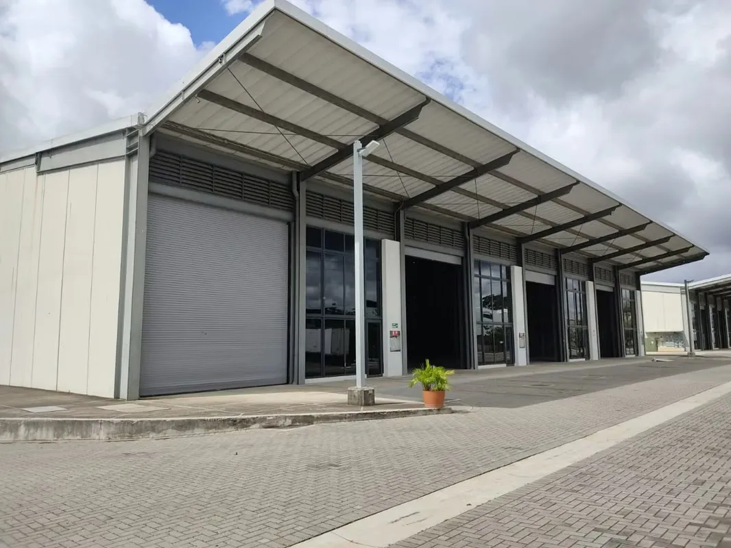 Warehouse suitable for product storage and manufacturing