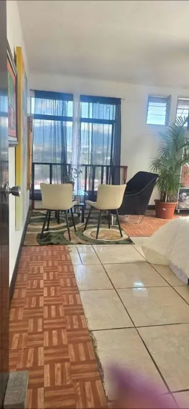 Es un apartamento totalmente amueblado 6ta planta 3 pantallas cocina refri total desde cucharas