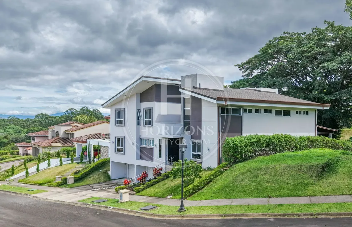 Venta de Propiedad con Dos Casas tipo duplex en Condominio Hacienda Gregal Curridabat noj1132ij