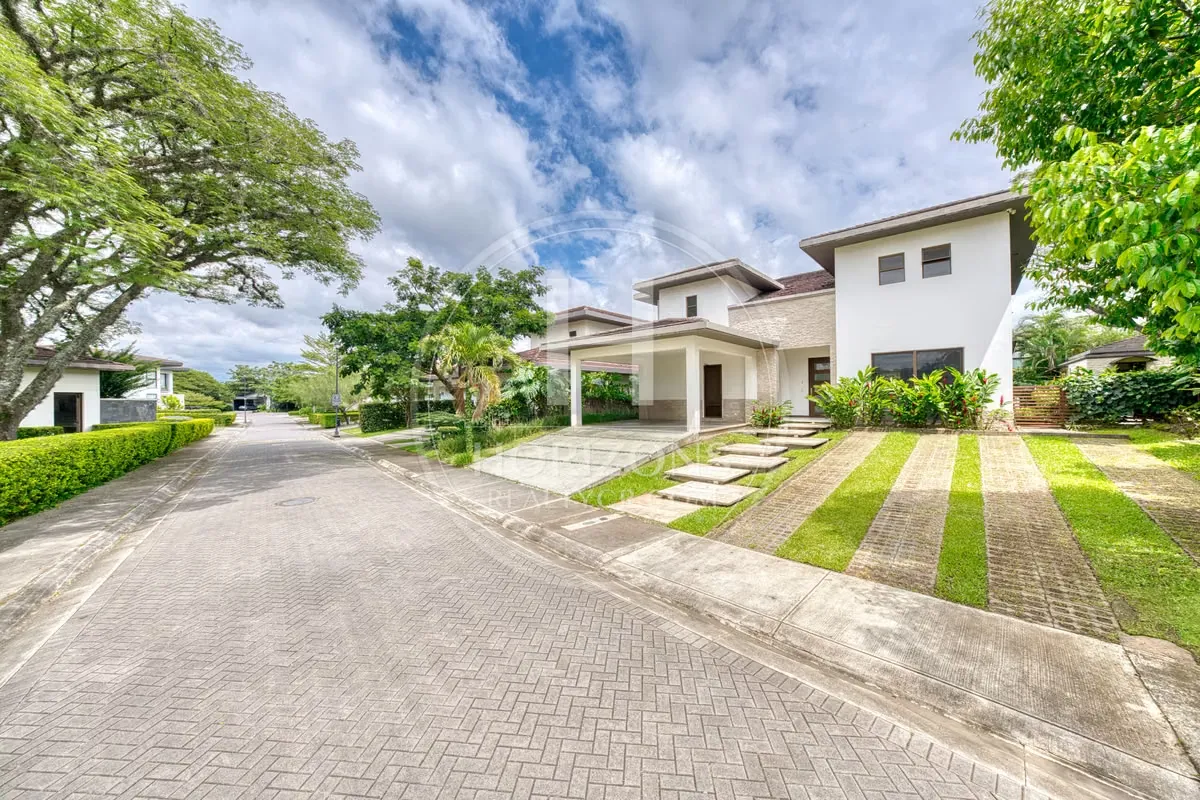 Disponibilidad inmediata – Área de construcción: 467 m² – Área de terreno: 848 m² – Año de construcción: 2014 – Cuota de condominio: 297,158 ...
