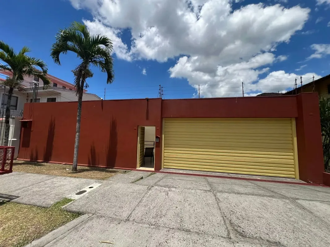 Beautiful and spacious property for sale in Lomas de Ayarco