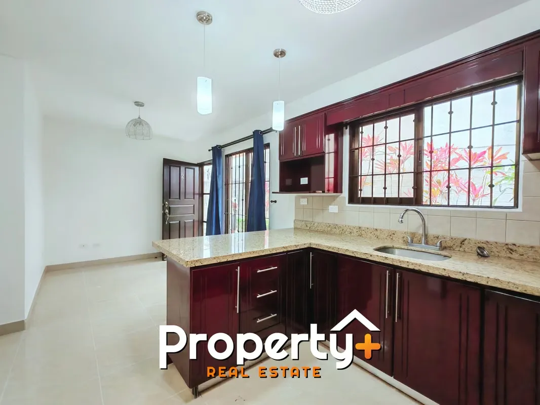 Apartment in Santa Ana on first floor, small condo, excellent location. Nearby you will find Vindi, Mas por Mino, Banco Nacional, Banco de Costa Rica, City Place, Plaza Murano, ...