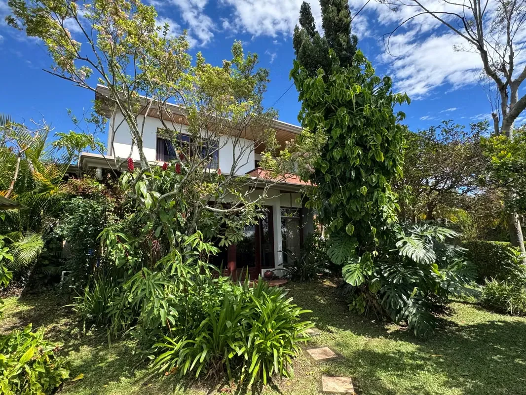 Venta amplia casa San Pablo Heredia, cerca de la UNA