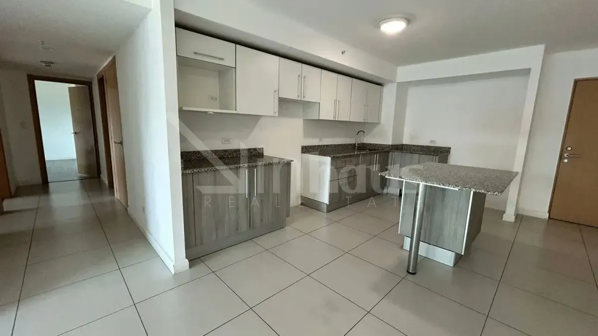 Venta de apartamento con 3 habitaciones en torre en Heredia