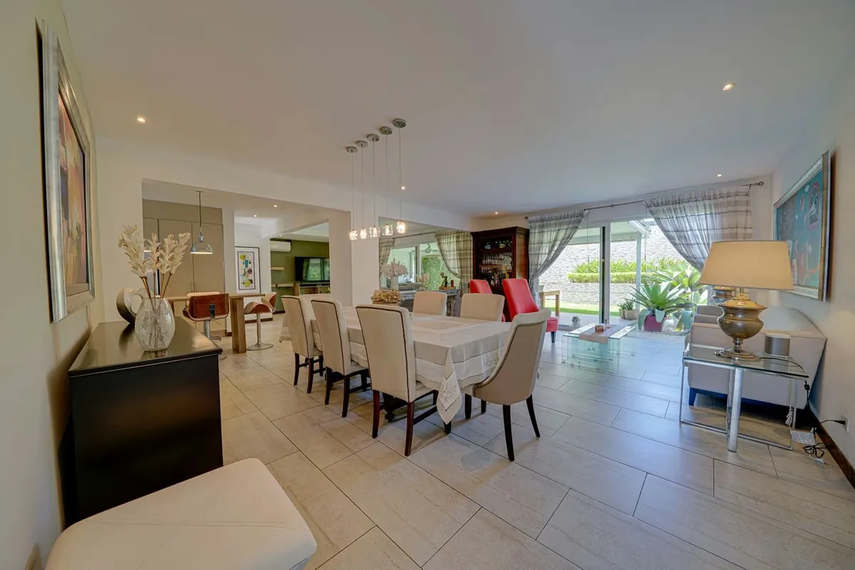 Discover the perfect blend of space, natural light, and security in one of Escazú’s most high-growth areas. This residence stands out for its integrated living areas and ...