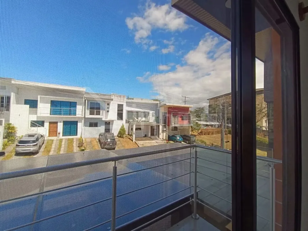 Apartamento en alquiler situado en un condominio en Heredia, el cual dispone de dos espacios de parqueo techados.