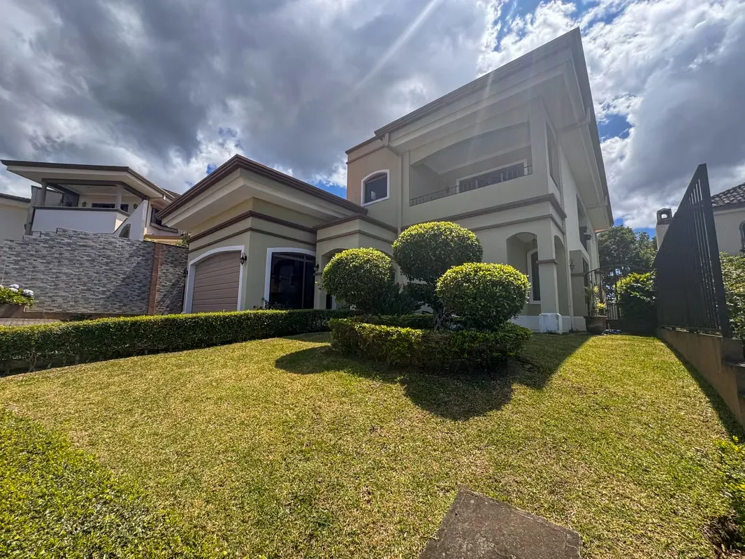 Casa en el Condominio Bosques de Altamonte con Suite Principal en Planta Baja y Jardín Privado