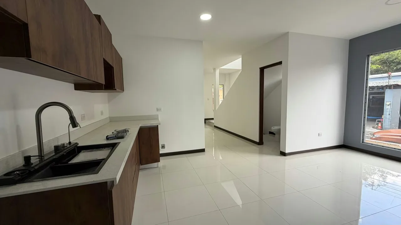 Ubicada a 500 metros del Parque de Guadalupe, en cercanías de las instalaciones deportivas y Facultad de Odontología UCR, condominio tranquilo cómodo con seguridad 24/7, zonas ... — photo 3