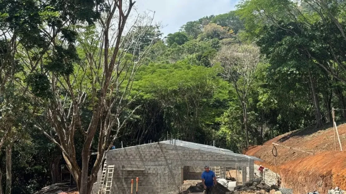 Casa muy bien terminada en casi 3 acres en una nueva comunidad privada.