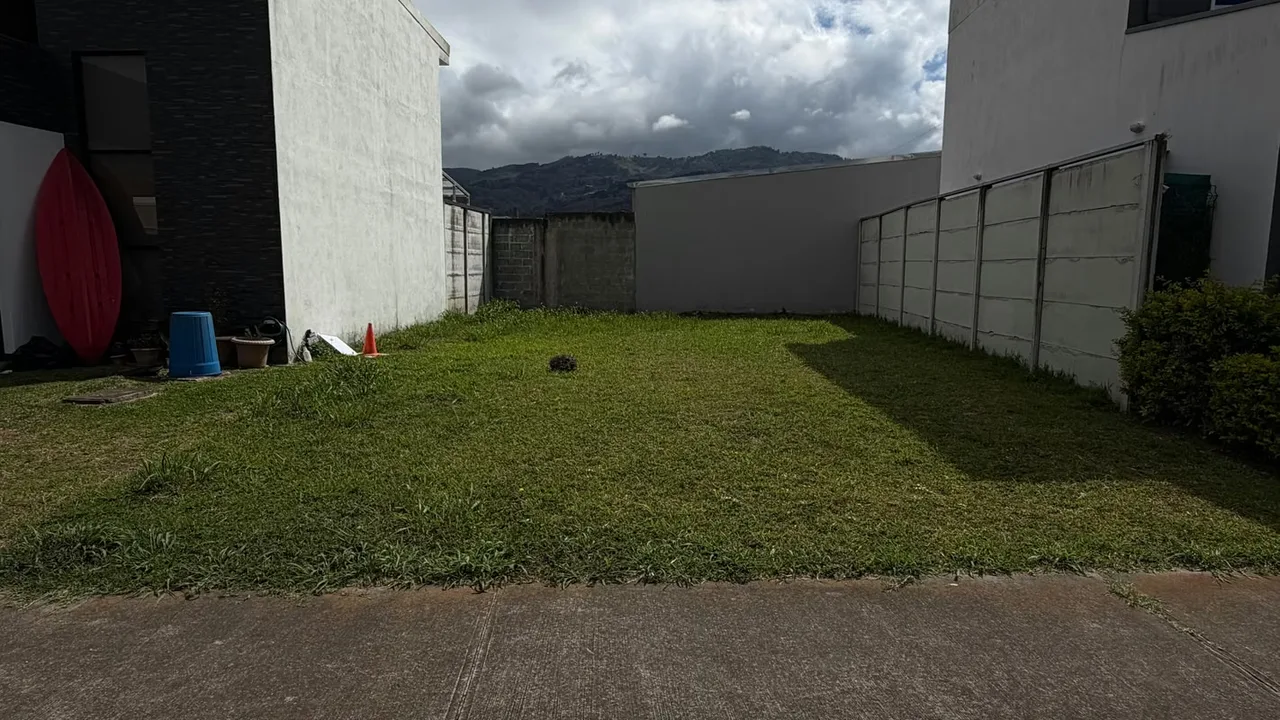 It is sold beautiful lot of * * 151 m ² * * located in exclusive condo in Cartago. Ideal to build your dream house in a safe and quiet environment.