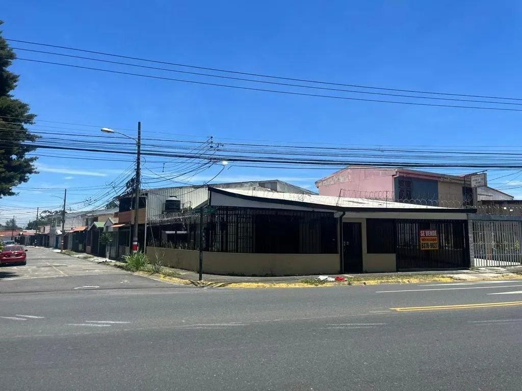 Se vende estratégica propiedad con dos locales comerciales en San Francisco de Dos Ríos. Uso mixto.