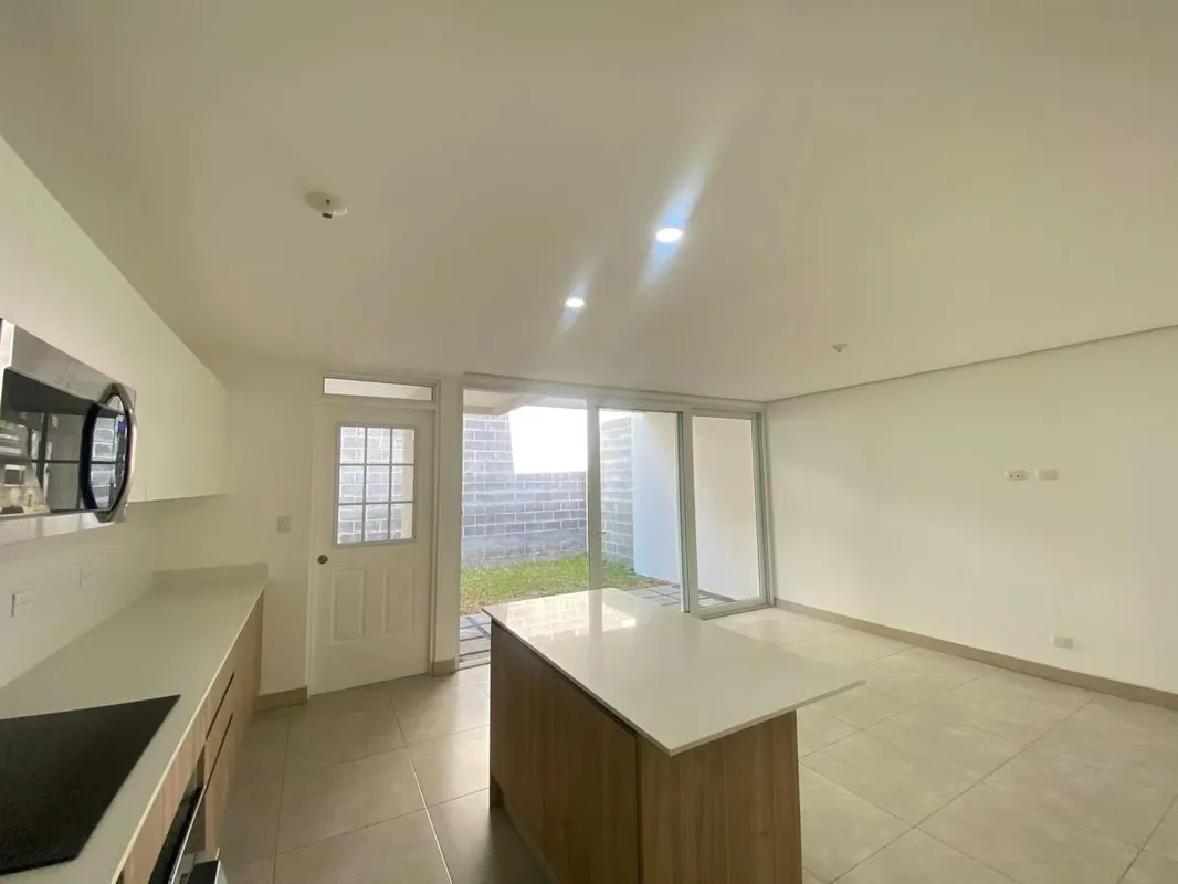 Modern brand-new home located in the exclusive La Vita Condominium in Escazú. It features a contemporary design, excellent ...