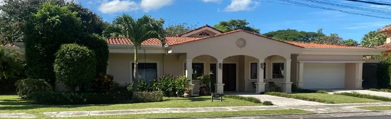 Located in a quiet area of Parque Montana del Sol with full Golf course and many mature trees and walking paths. Close to all amenities and highway 27 or the Radial of Lindora.