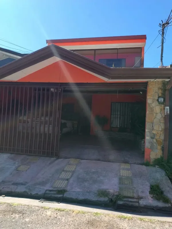 VENTA DE CASA EN DESAMPARADOS, OPORTUNIDAD!