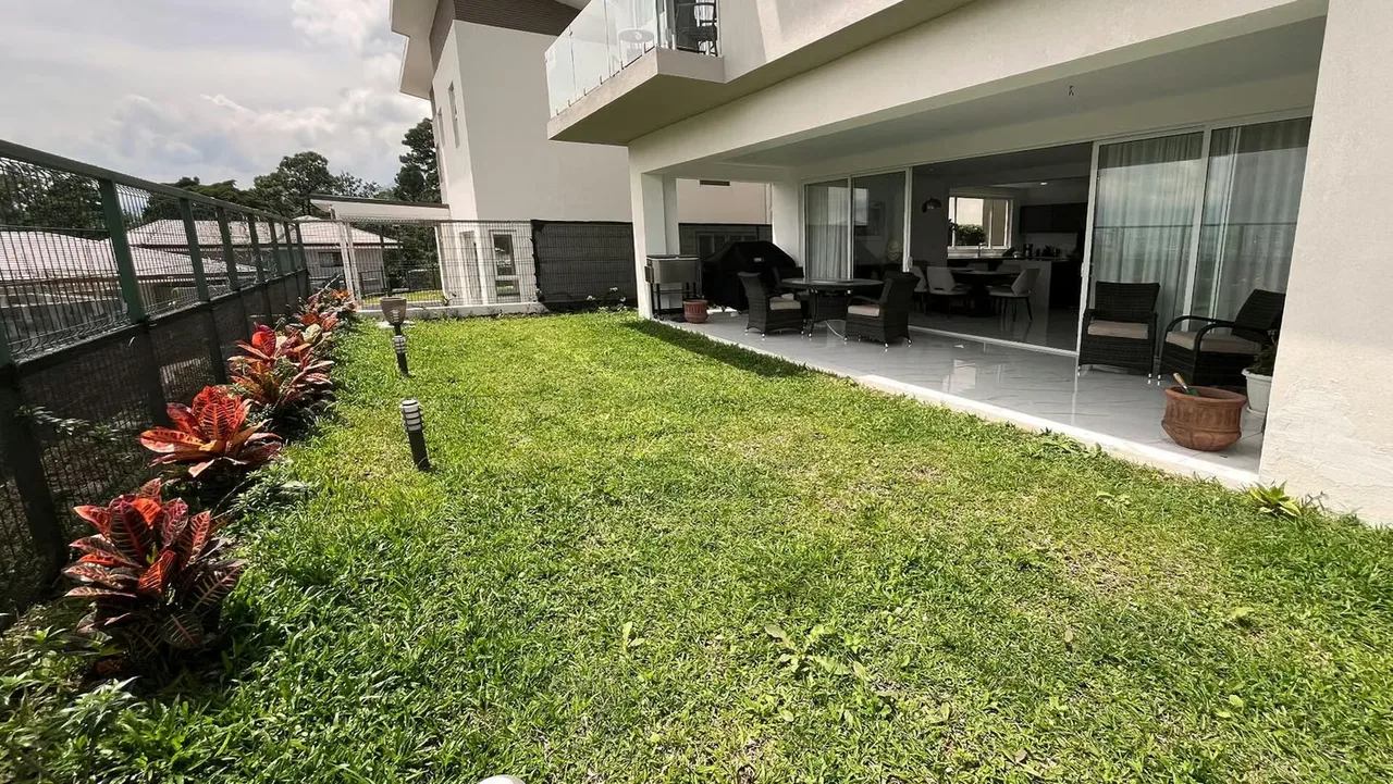 Casa moderna con vista panorámica en venta ubicada en Guachipelín de Escazú Descubra esta elegante residencia ubicada en el exclusivo Condominio Lomas 2370, una de las zonas más ...