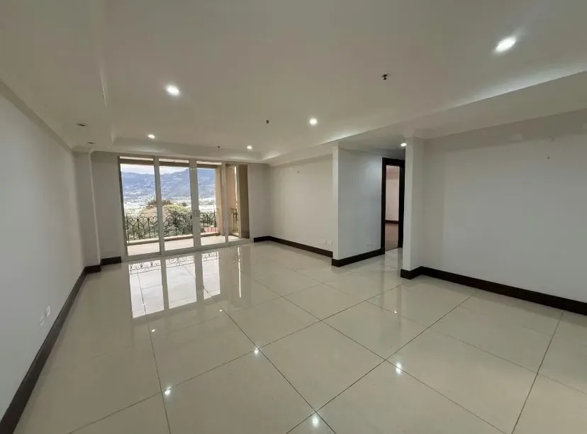 Alquiler de hermoso apartamento con muy buen espacio habitable y con una ubicación excepcional en La Sabana totalmente céntrica.