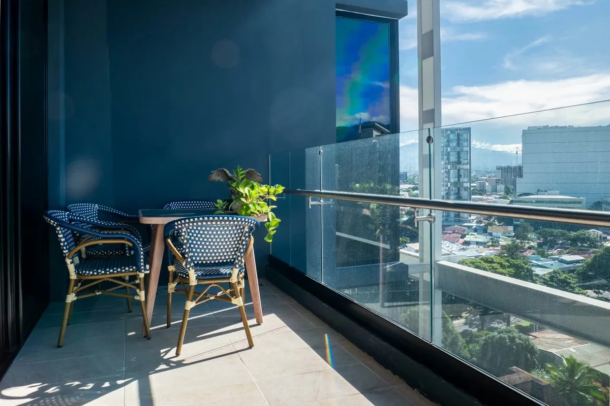 ¡Venta de propiedad excepcional en una de las zonas más cotizadas de San José! Este hermoso apartamento en una cómoda planta ofrece una distribución interna ideal pensada para la ... — photo 2