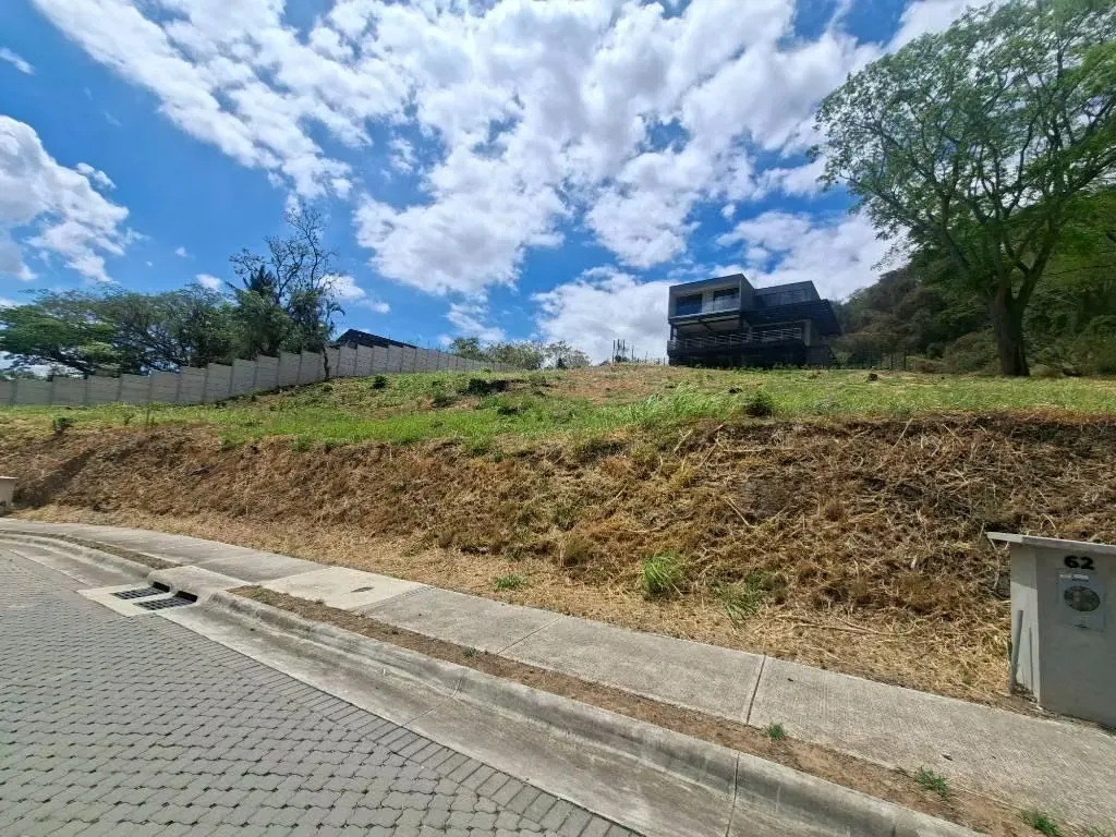 LOTE EN VENTA CONDOMINIO EXCLUSIVO. SANTA ANA. 628 m2.