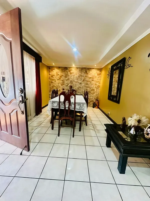 Venta de espaciosa casa en San Rafael Arriba de Desamparados