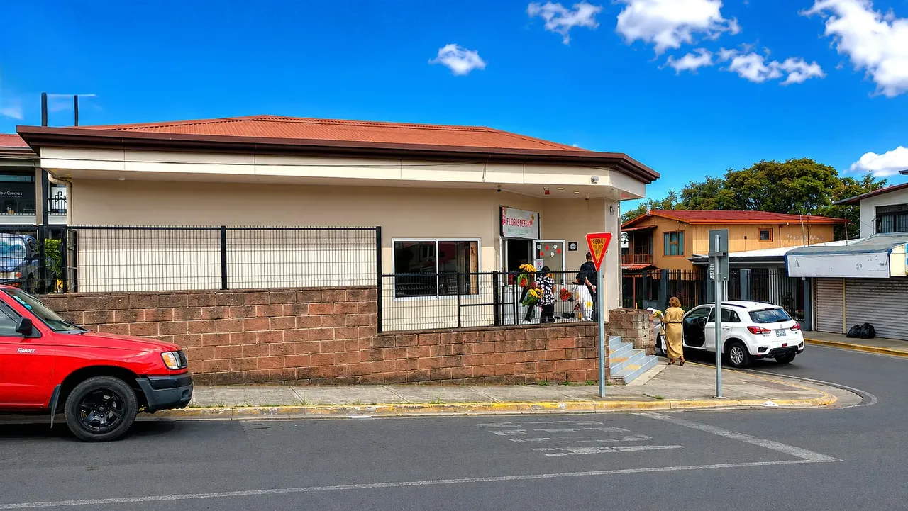 Commercial place for rent in Escazú center with high exposure (ref: 162)