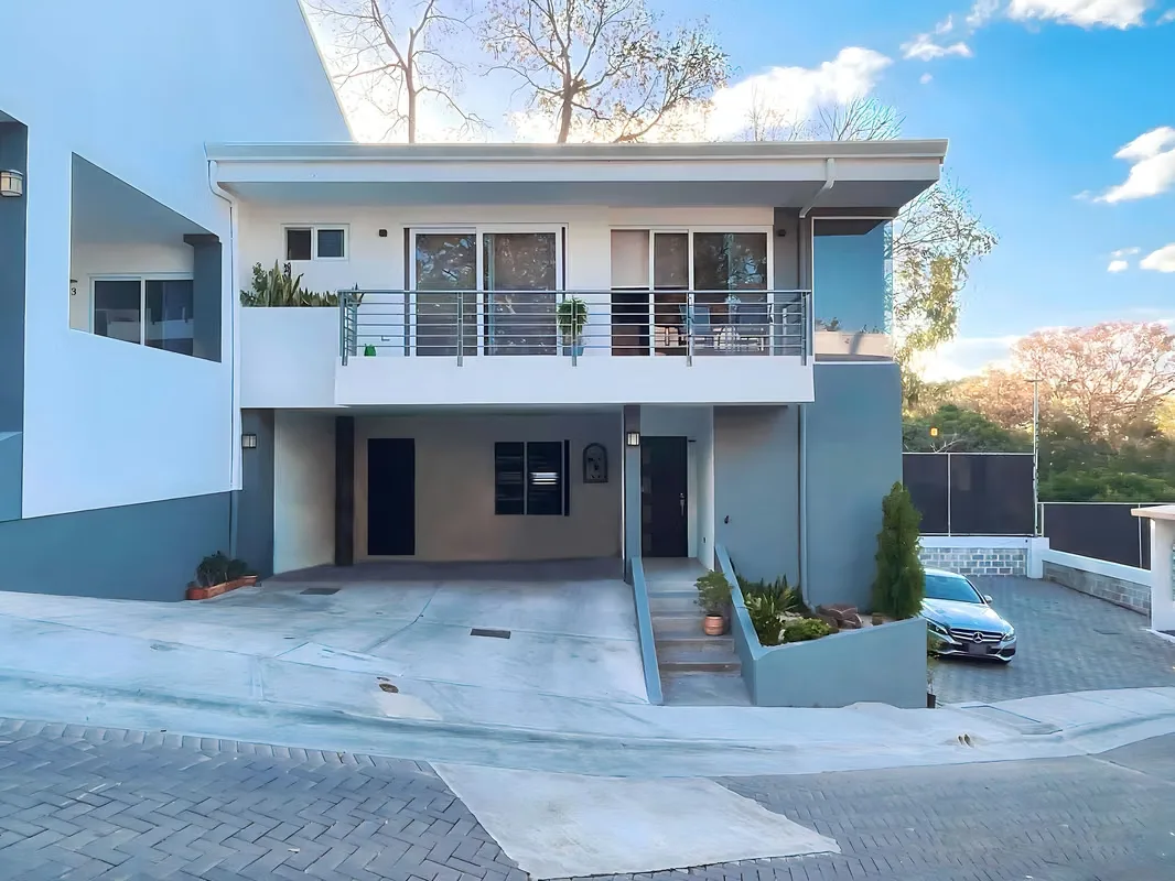 House for rent in Santa Ana. 3 bedrooms + TV. Condominium with amenities.