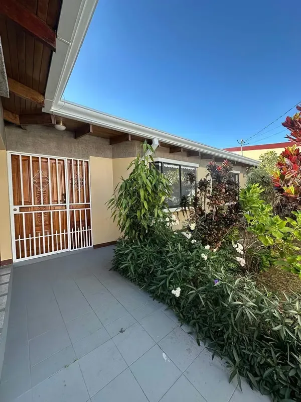 BEAUTIFUL HOUSE FOR SALE in Mercedes Norte, Heredia