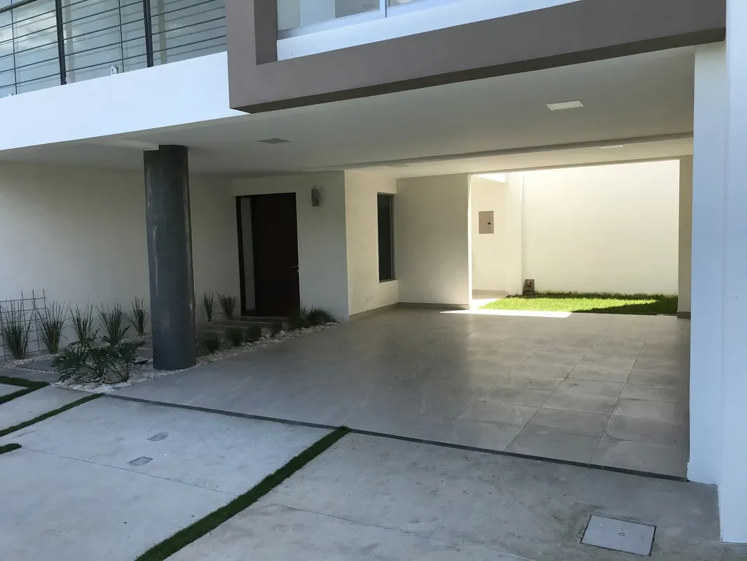 House for Sale in Lourdes / Smart Investment! Townhouse with Immediate Profitability — photo 2