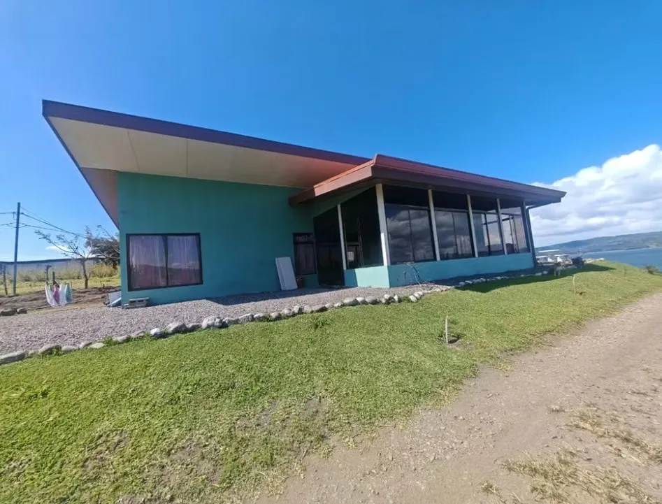 Este complejo se encuentra construido en un terreno que mide 5,003 m² (1.24 acres), ubicado en un barrio tranquilo de la localidad rural de Tronadora / Tilarán / Guanacaste, en la ... — photo 2