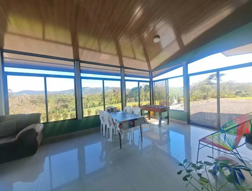 Este complejo se encuentra construido en un terreno que mide 5,003 m² (1.24 acres), ubicado en un barrio tranquilo de la localidad rural de Tronadora / Tilarán / Guanacaste, en la ... — photo 3