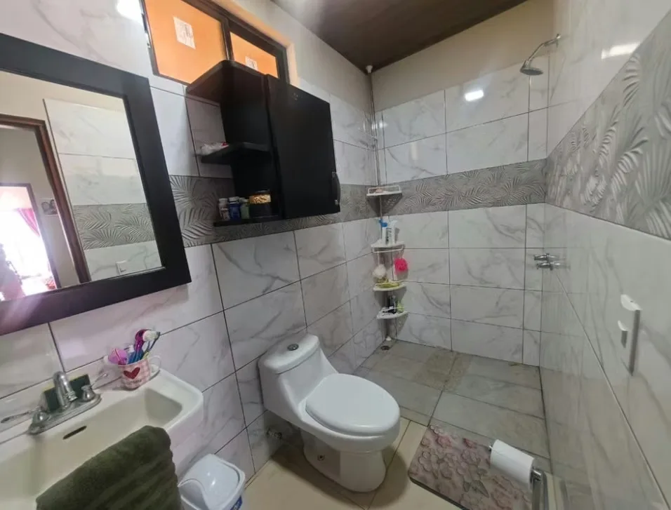 Este complejo se encuentra construido en un terreno que mide 5,003 m² (1.24 acres), ubicado en un barrio tranquilo de la localidad rural de Tronadora / Tilarán / Guanacaste, en la ... — photo 4