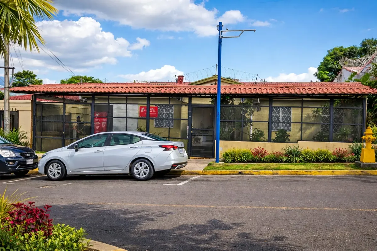 Property located in Desamparados Centro, in a strategic area adjacent to the National Bank and a few steps from the Municipality of Desamparados. Its excellent ...