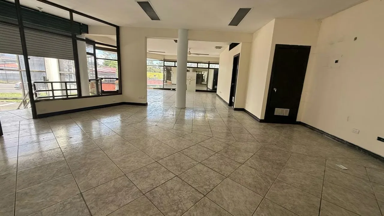 Building for rent in Moravia - Excellent location — photo 5