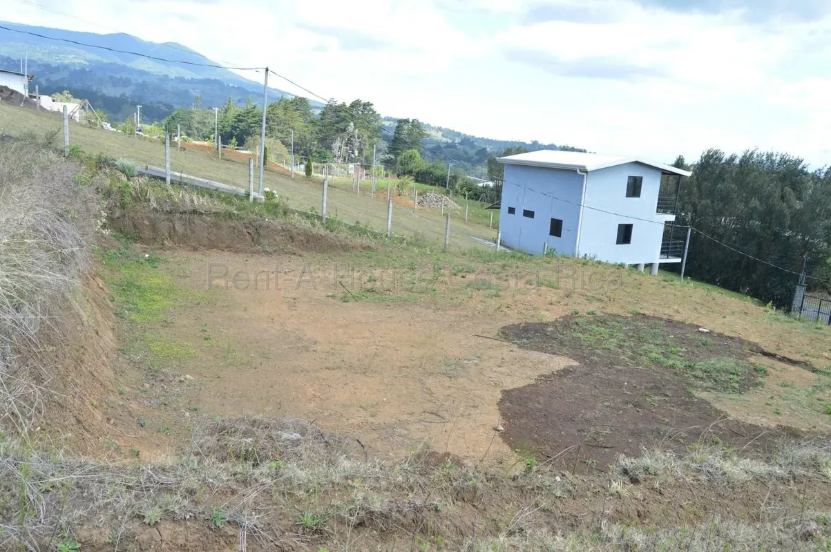 • Ubicación: A 2 km al oeste del cruce de Jaulares en Fraijanes de Alajuela