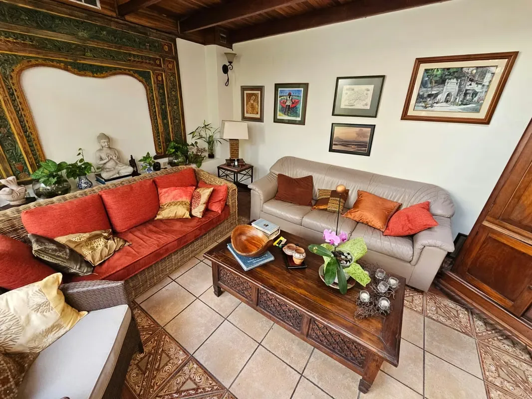 This is a lovely, spacious, and bright house in a small, exclusive condominium complex. It has 260 square meters of living space.