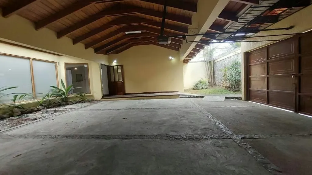 Alquiler de casa amplia en el corazón de *Barrio Escalante* con uso de suelo mixto.