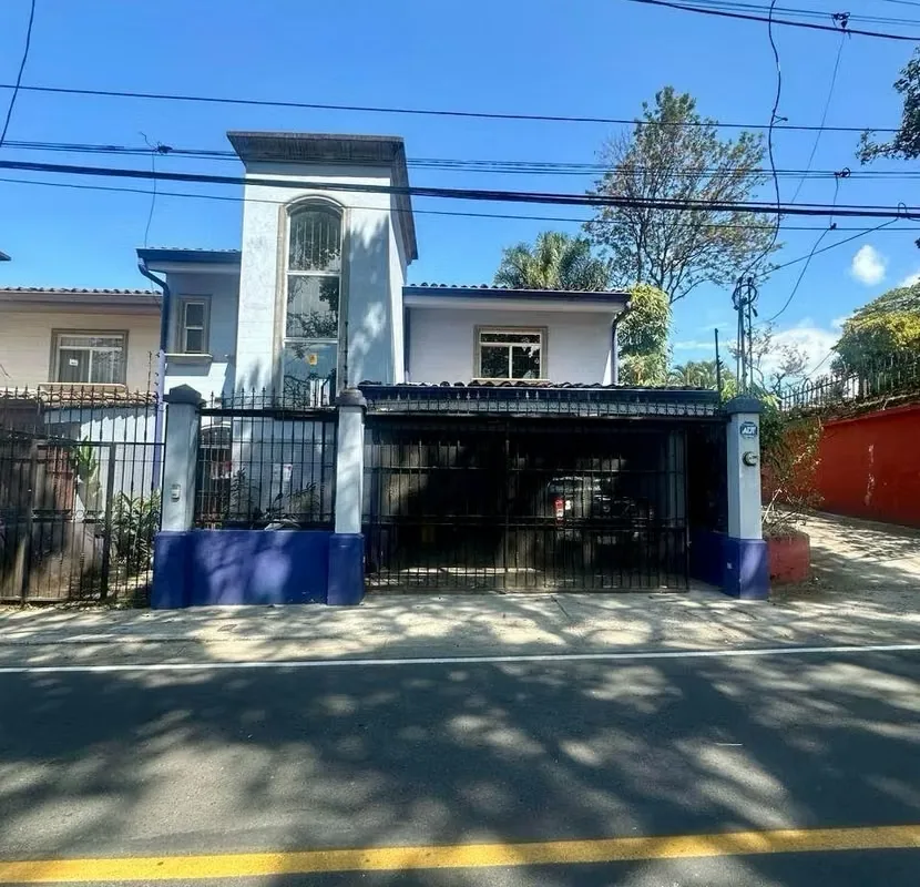 Opportunity to live in one of Costa Rica's most desirable and privileged areas: San Rafael de Escazú. Located 600 meters from the Costa Rica Country Club, this house offers all the ...