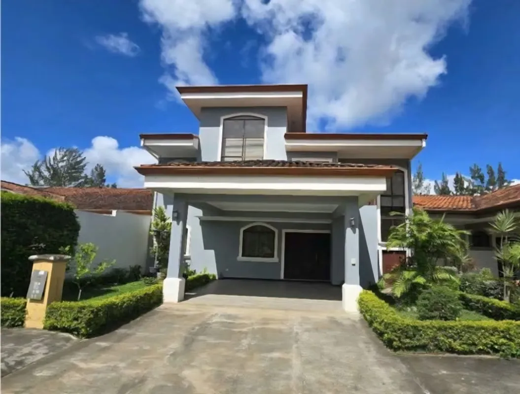 Venta de Casa de Lujo en Condominio, Cartago San Isidro