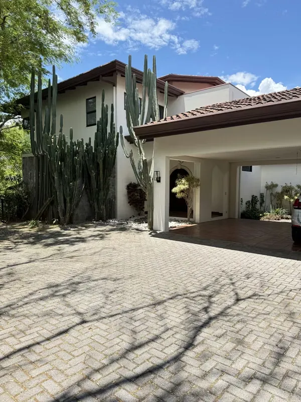 Alquiler y Venta Casa AMPLIA, 4 Habitaciones y Cuarto de servicio, Condominio Boutique, Guachipelin