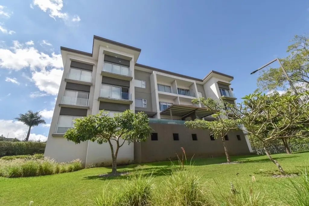 Penthouse for sale in Guachipelín de Escazú, in the exclusive DUKANA Condominium. This penthouse features 174 m² of living space on a single level, plus two independent ...