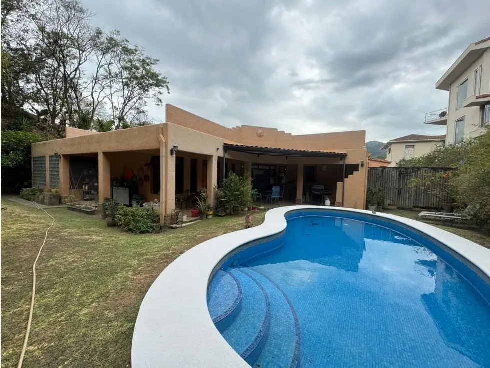Ubicada en el prestigioso condominio Cerro Real, esta propiedad redefine el concepto de vida moderna en un entorno de lujo, combinando privacidad y accesibilidad a Escazú y Santa Ana. ...