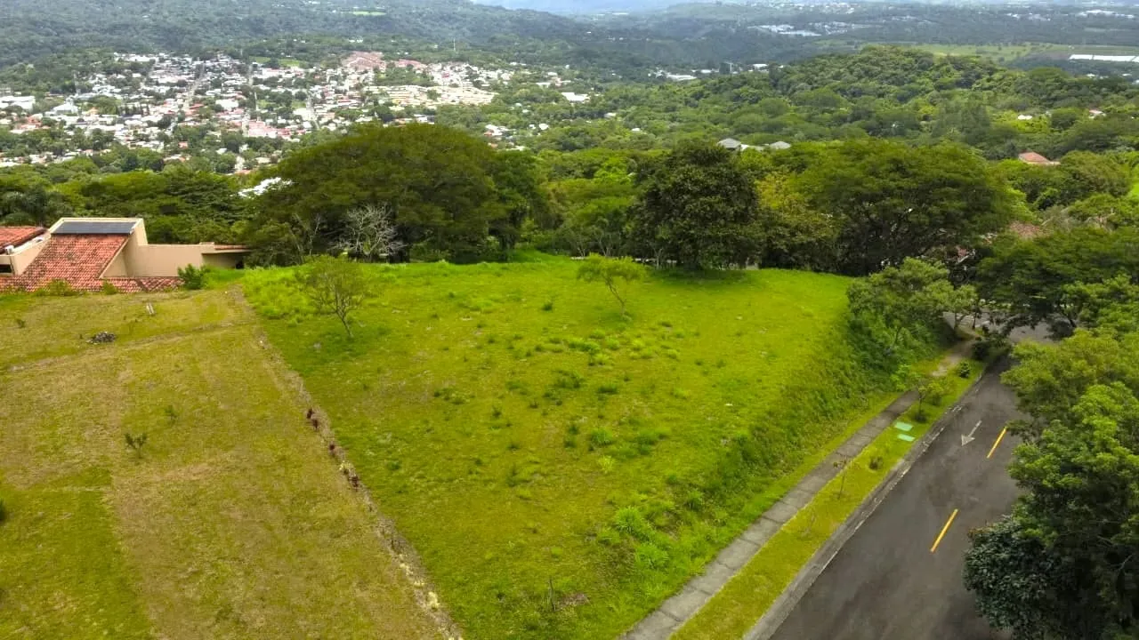 This spacious 2,003.74 m² lot, located in the tranquil community of Santa Ana in San José, is an excellent opportunity to invest in an ideal space to build your dream home in Costa ...