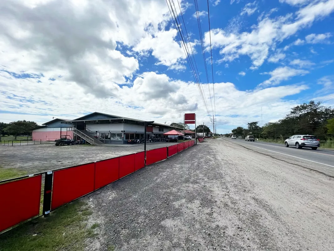 Ubicada a tan solo 2,5 km del centro de Liberia, esta amplia propiedad comercial ofrece una oportunidad única de inversión. Con una extensión total de 19,620 m², el espacio está ...