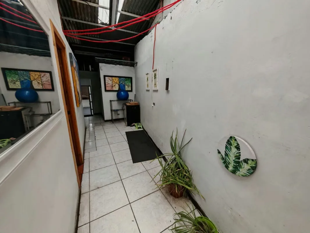 Oportunidad de invertir de manera inteligente en zona de alta plusvalía en Guadalupe centro, potencie su inversión con esta propiedad con uso comercial o residencial. Aproveche los ... — photo 2