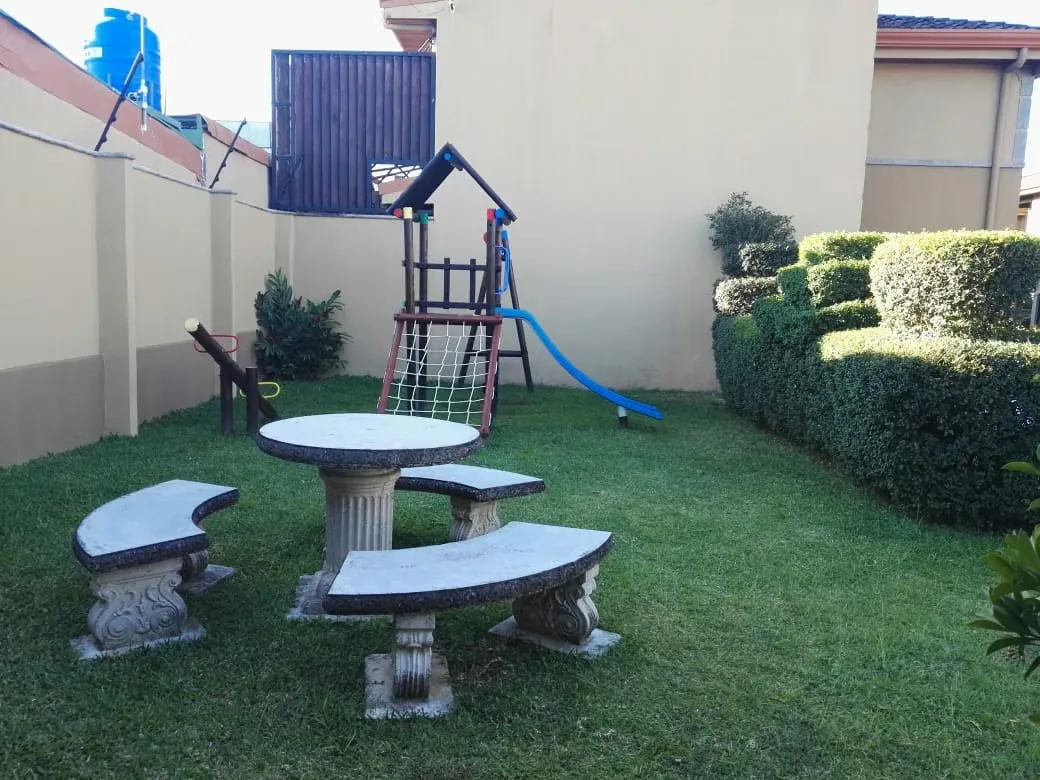 Oportunidad de vivir en condominio tranquilo y seguro en San Juan, Tibás. Sea dueño de su propio hogar y disfrute de los siguientes beneficios: — photo 2